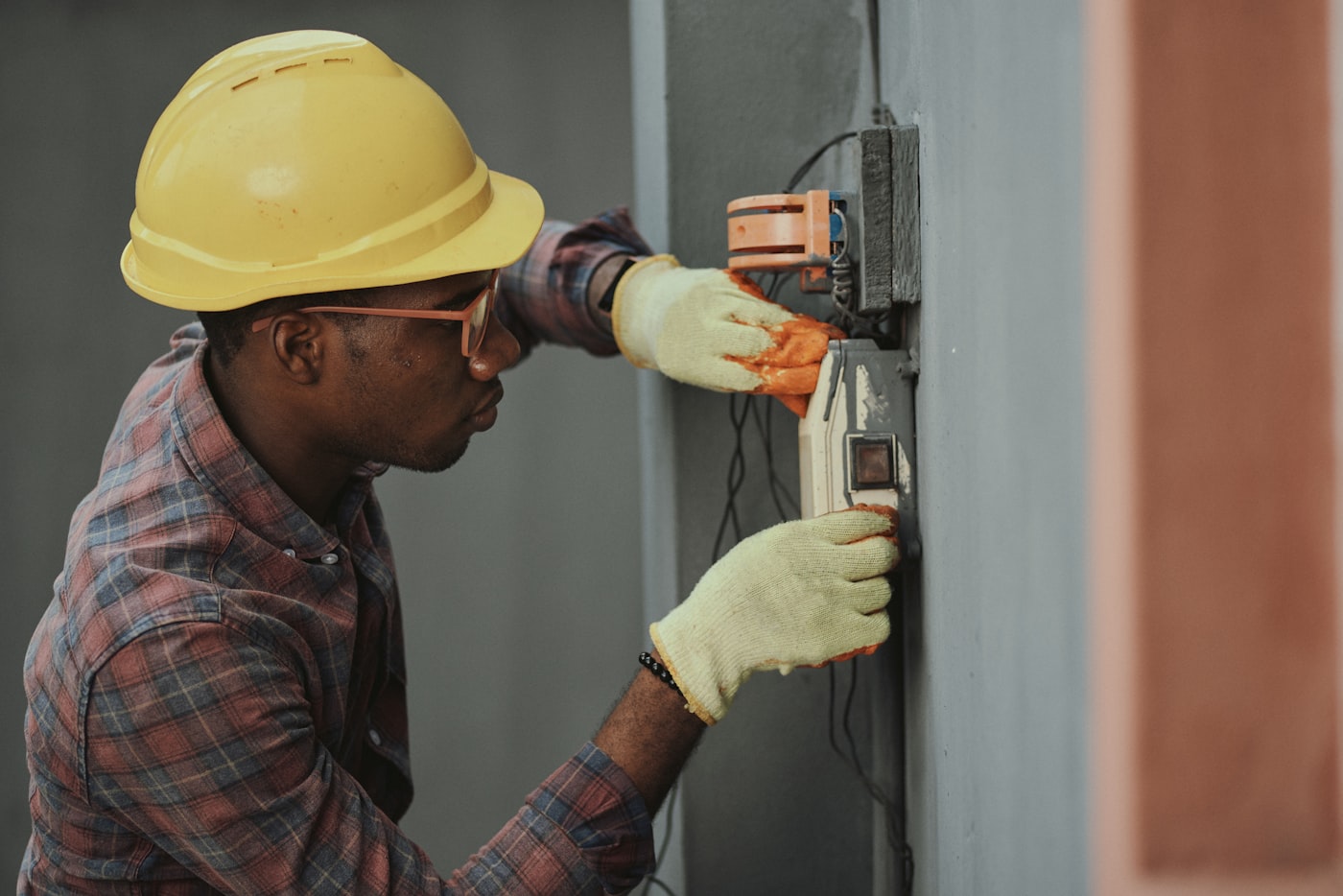 Handwerker des E&R Ausbauteams bei Ausbauarbeiten