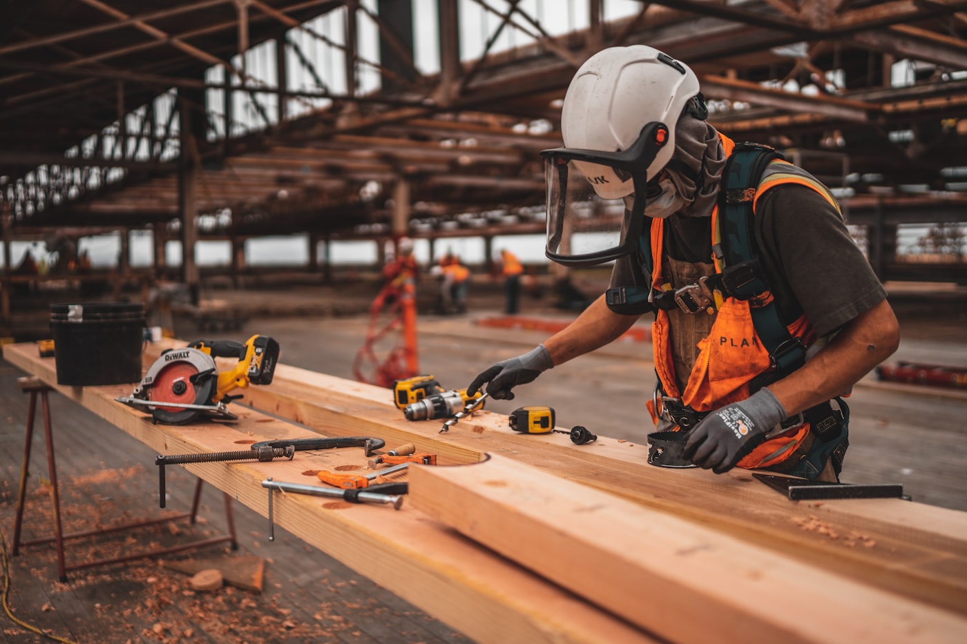 Handwerker des E&R Ausbauteams bei der Arbeit mit Werkzeug